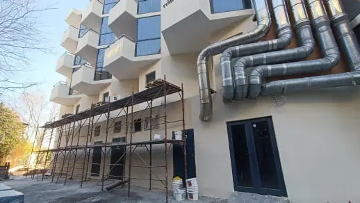 Фасада на хотел в Слънчев бряг след реновация. Ремонта включва обрушаване, грундиране, циментова шпакловка с мрежа и полагане на тонирана  мазилка