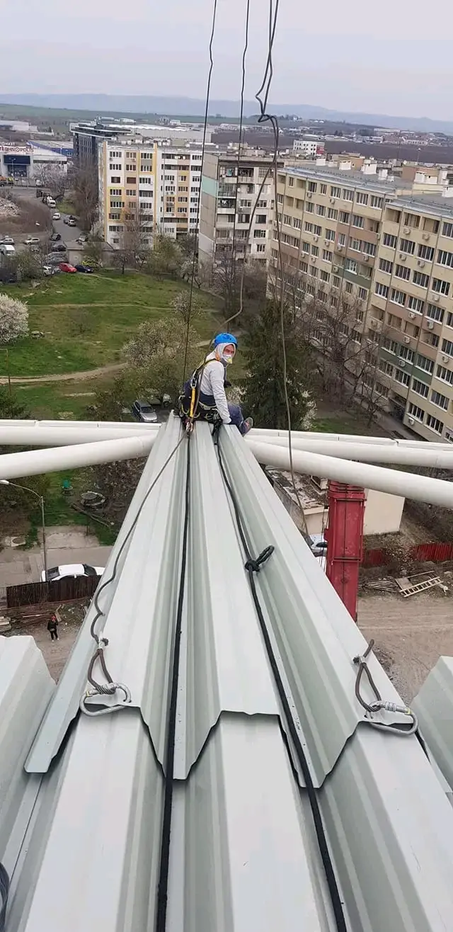 Монтаж на профилирана ламарина по време на строежа, покрива на зала Арена Бургас