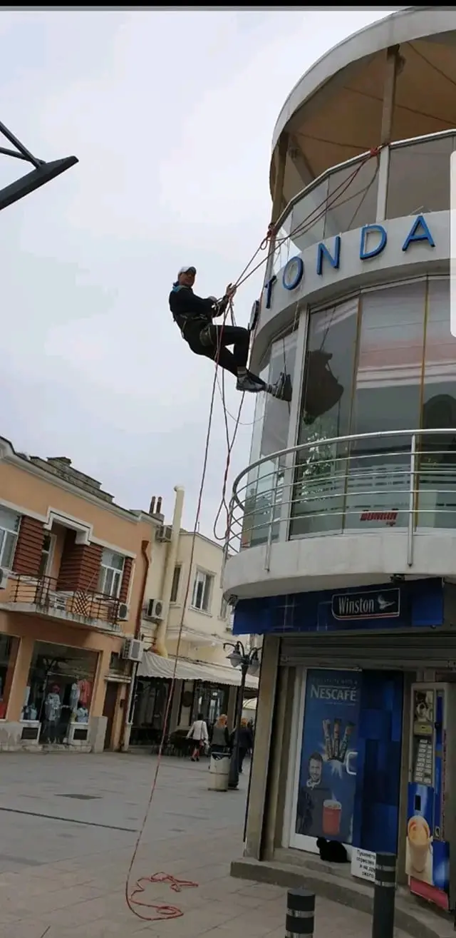 Монтаж на рекламни надписи на заведение в Бургас пешеходната улица Алеко Богориди