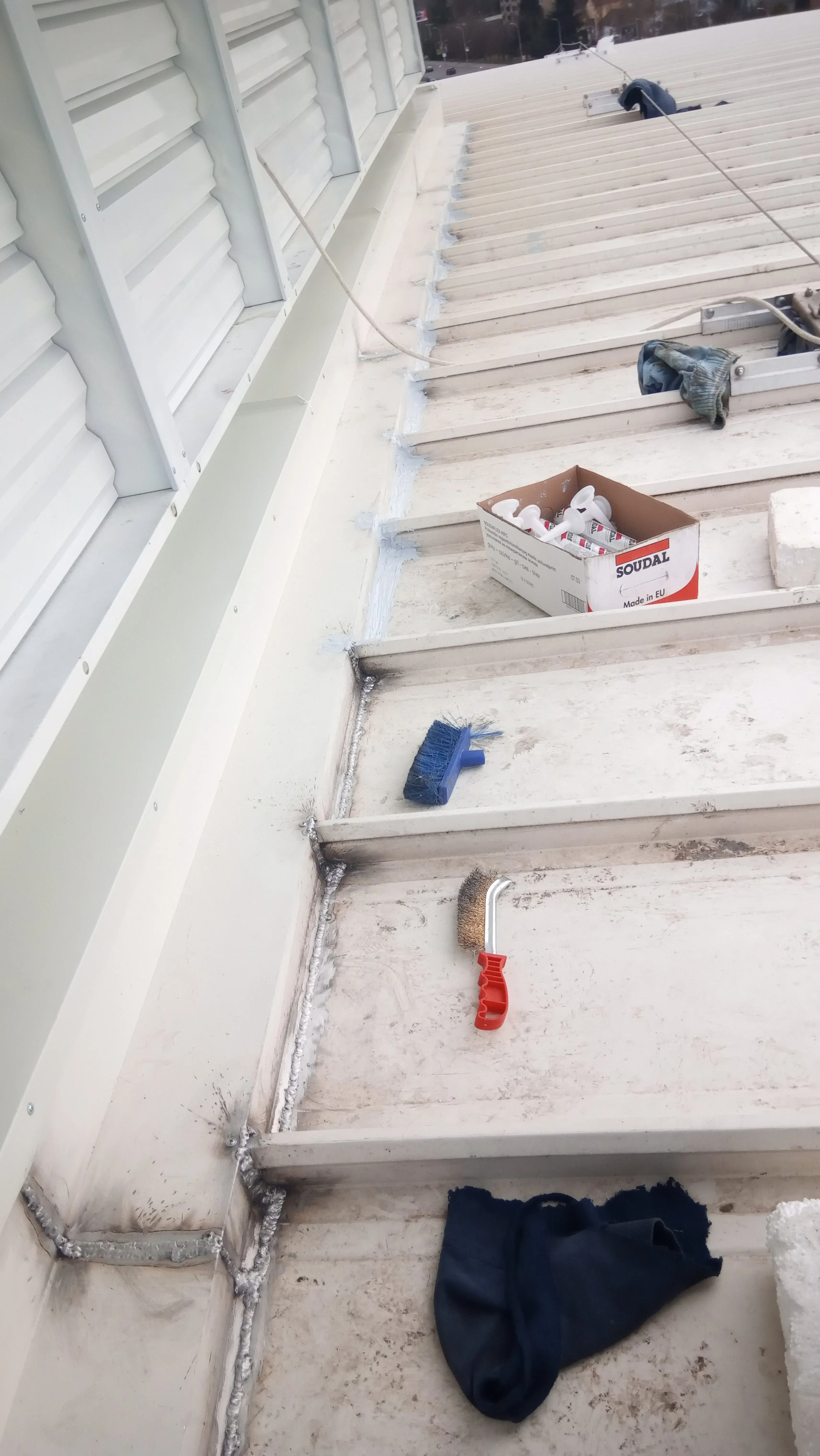 Обработка на заварки със специализирано антикорозионно покритие. Запълване на малки отвори, за предотвратяване на течове