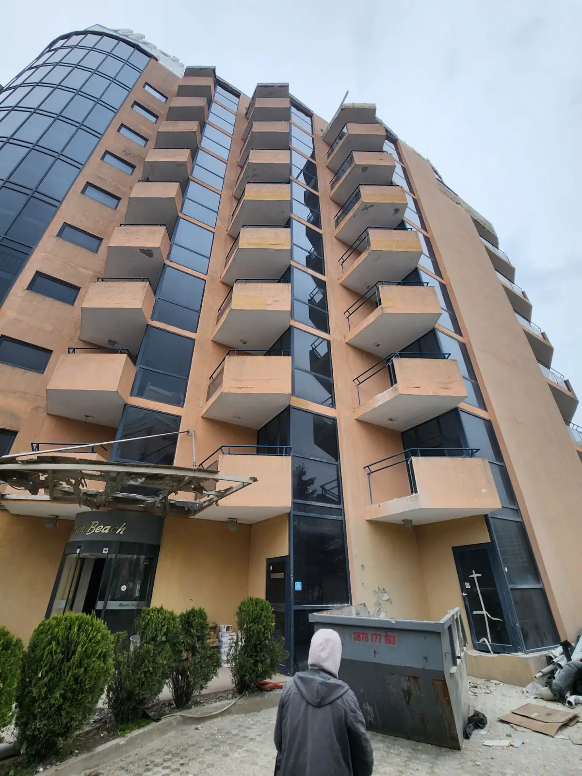 Изображение преди започване подготовката за ремонта на външните стени на хотел в Слънчев бряг