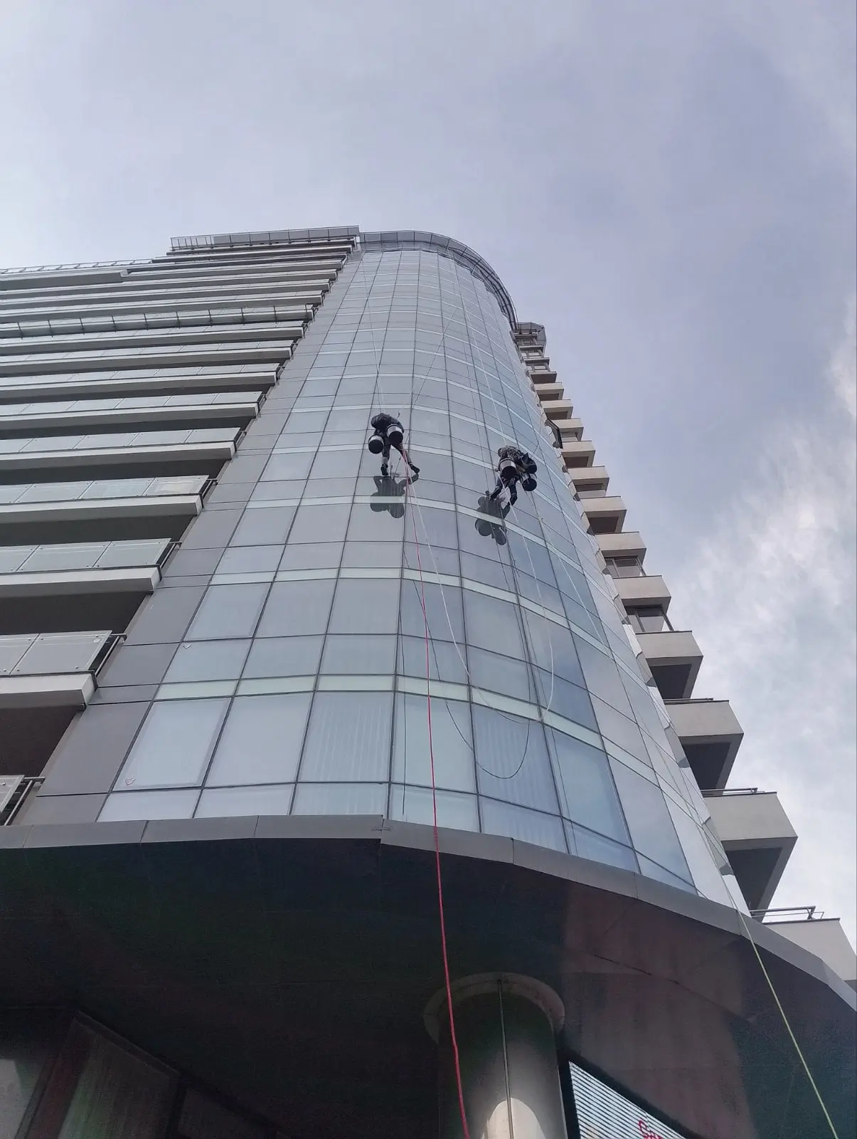 Почистване на стъклена фасада от професионални алпинисти Бургас