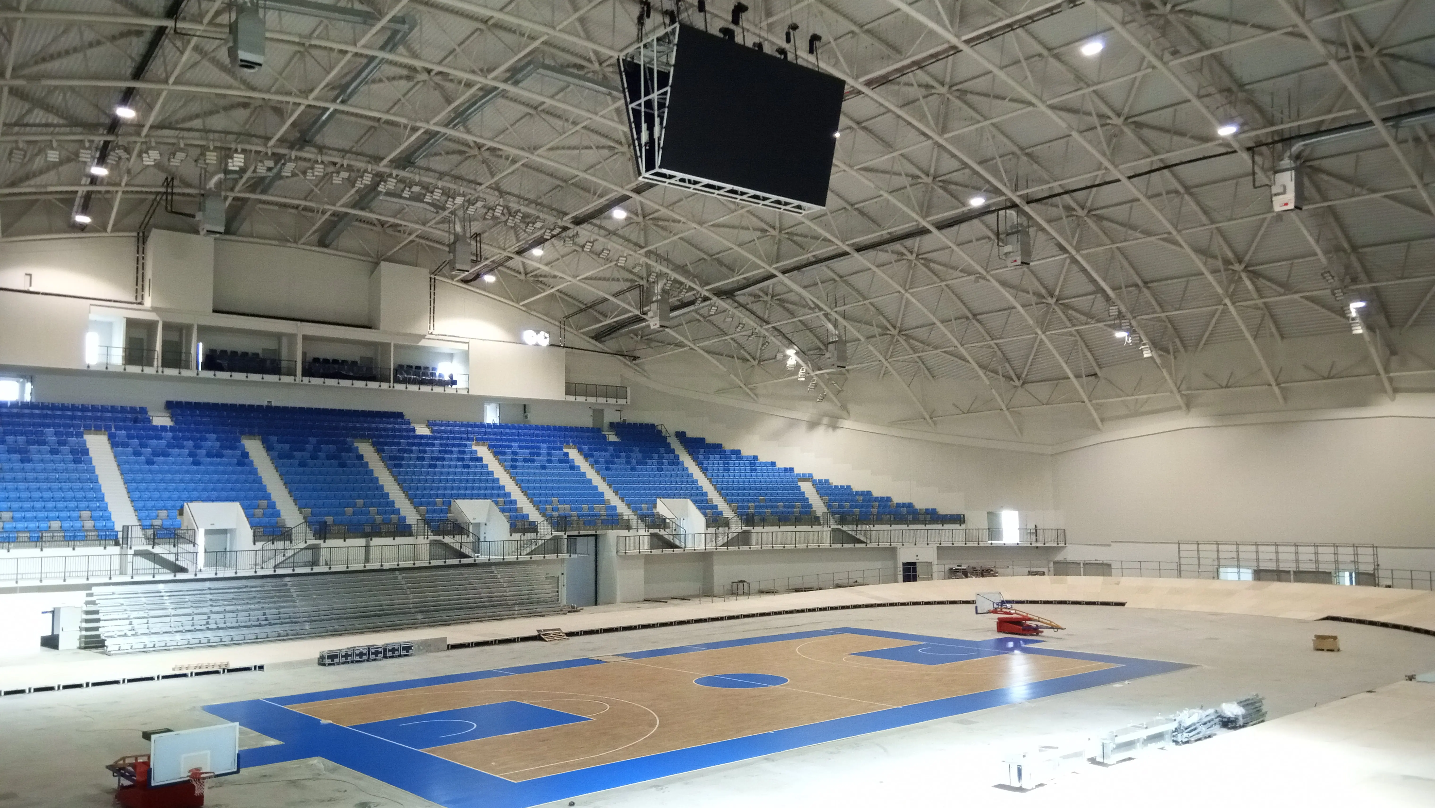 Монтиран мултимедиен екран на голяма височина в зала Арена Бургас