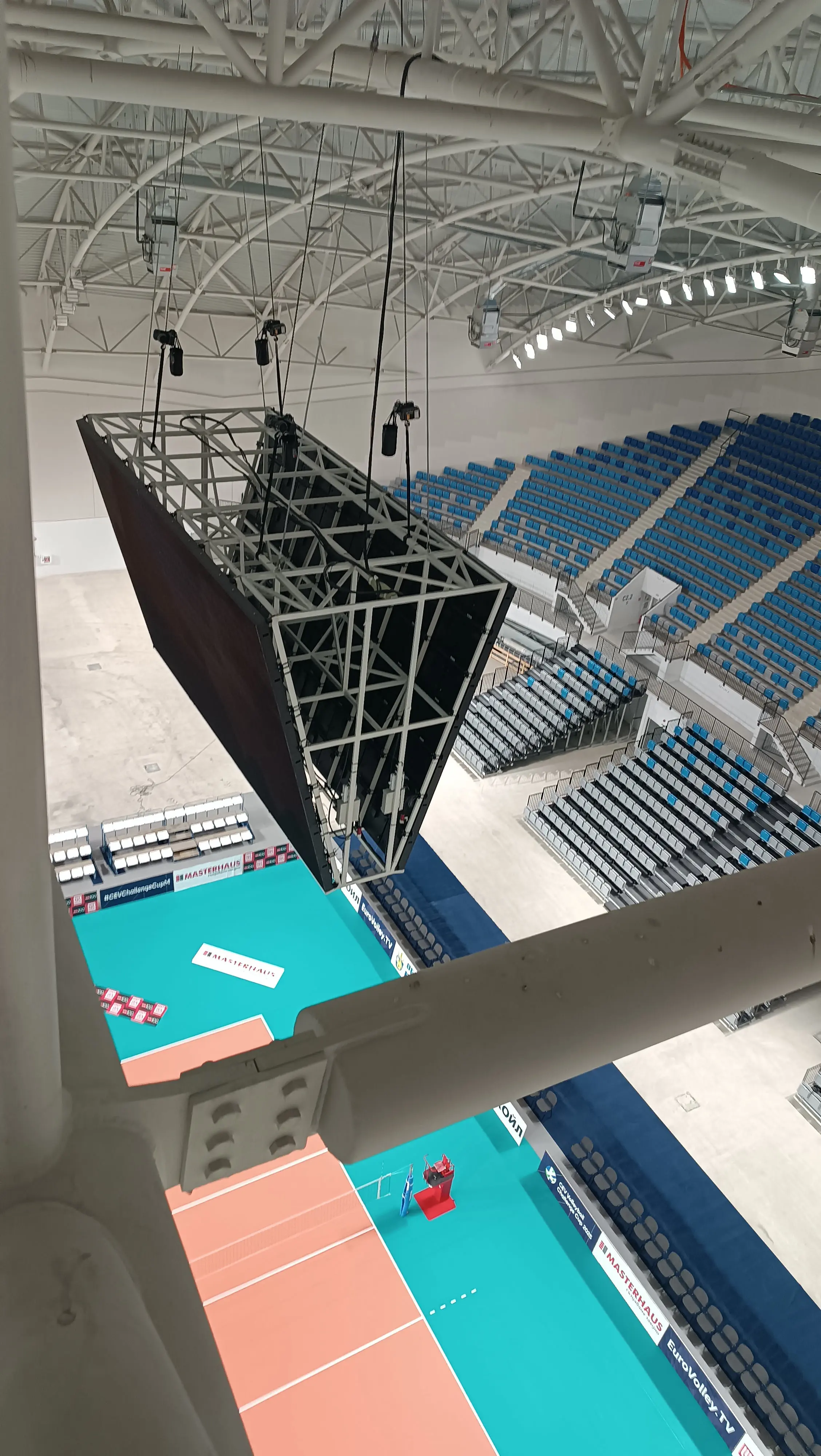 Височинно окабеляване и обезопасяване на видеостена в зала Арена Бургас