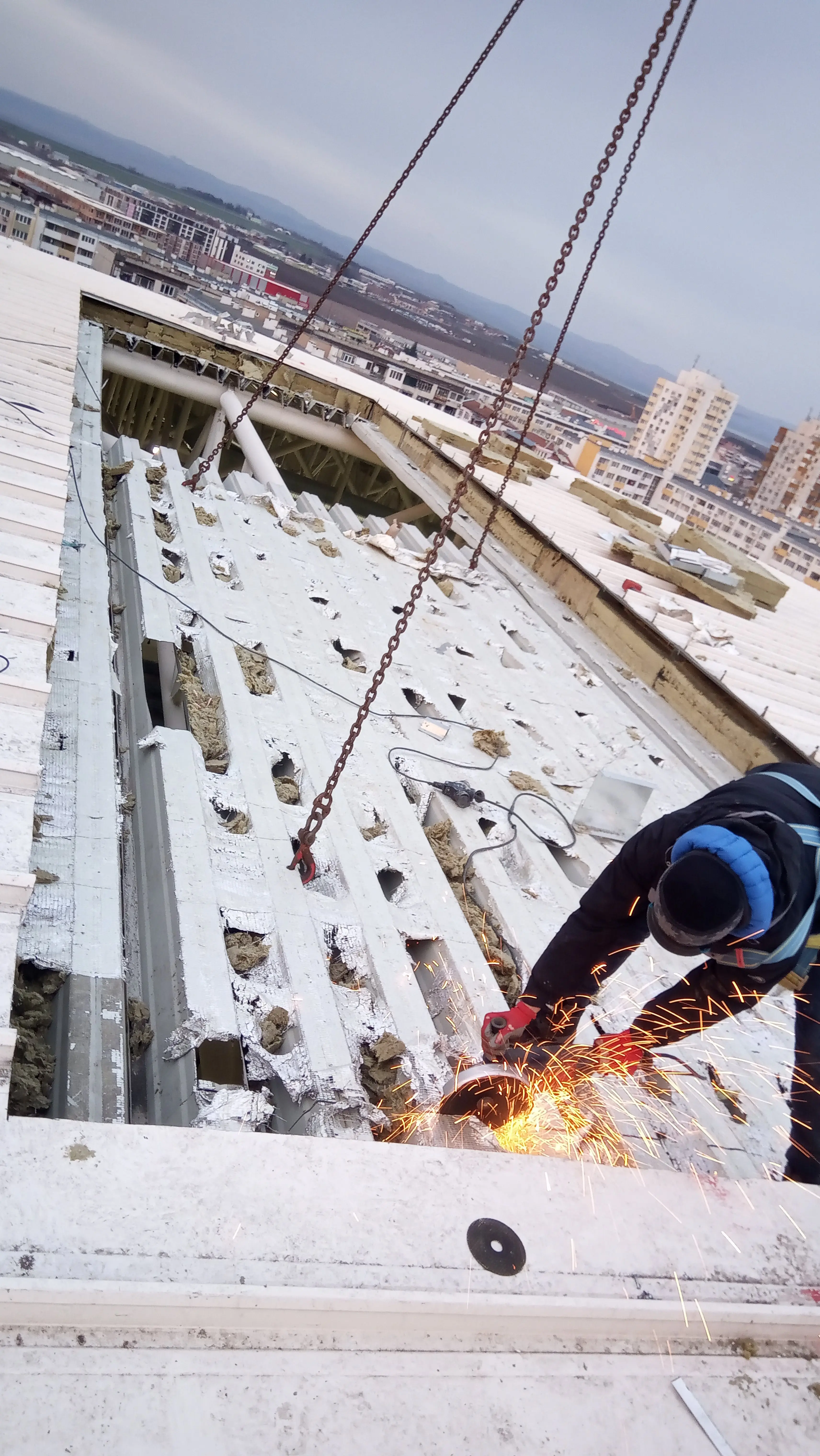 Изрязване отвор в покрива на зала Арена Бургас и подготовка за монтаж на аварийна вентилационна система