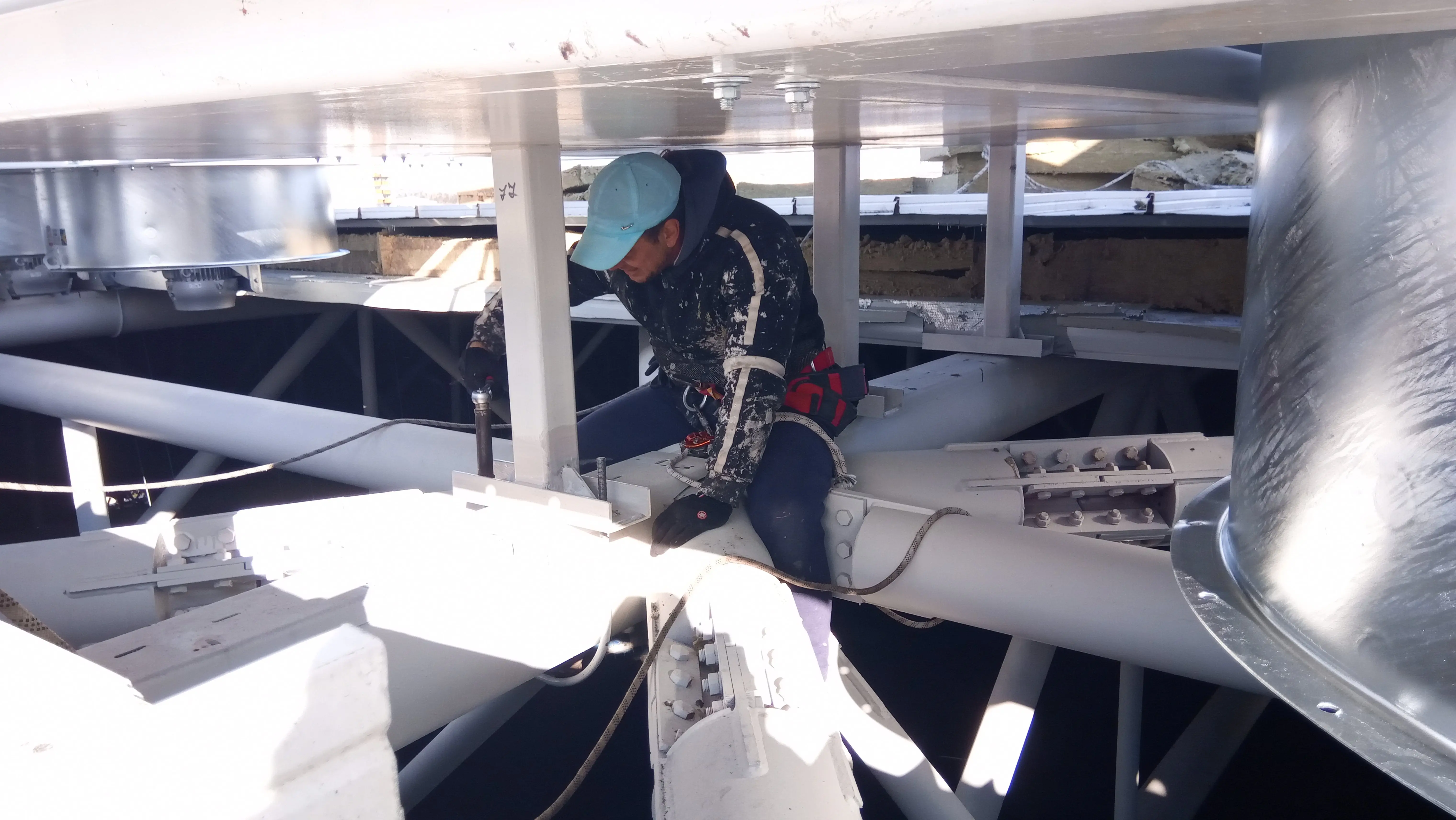 Монтаж на конструкция за аварийна вентилация. Работа в тесни пространства