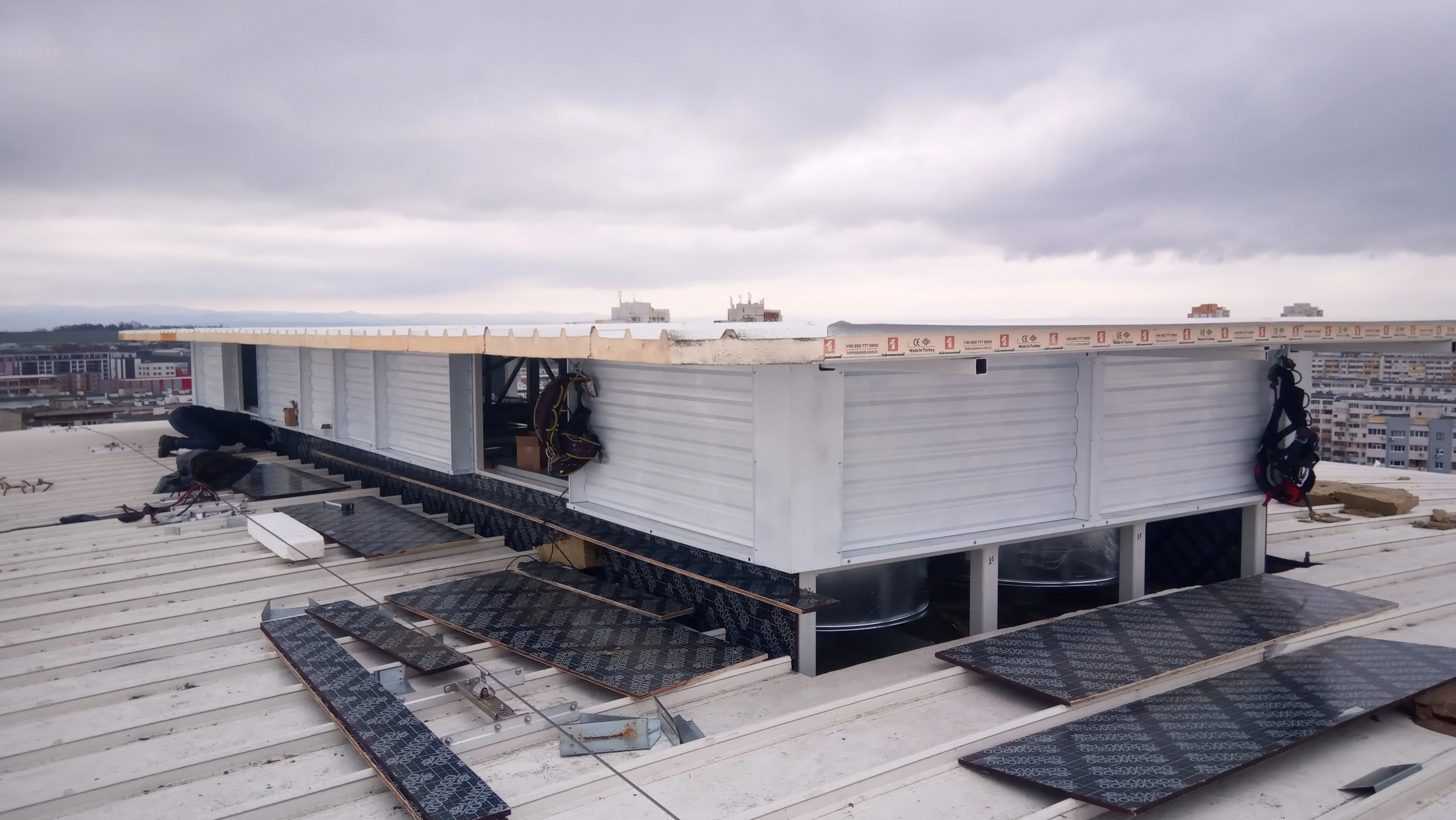 Изолиране на метална конструкция монтирана на покрив