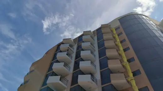 Хотел в Слънчев бряг по време на ремонт, течове и повреди по фасадата