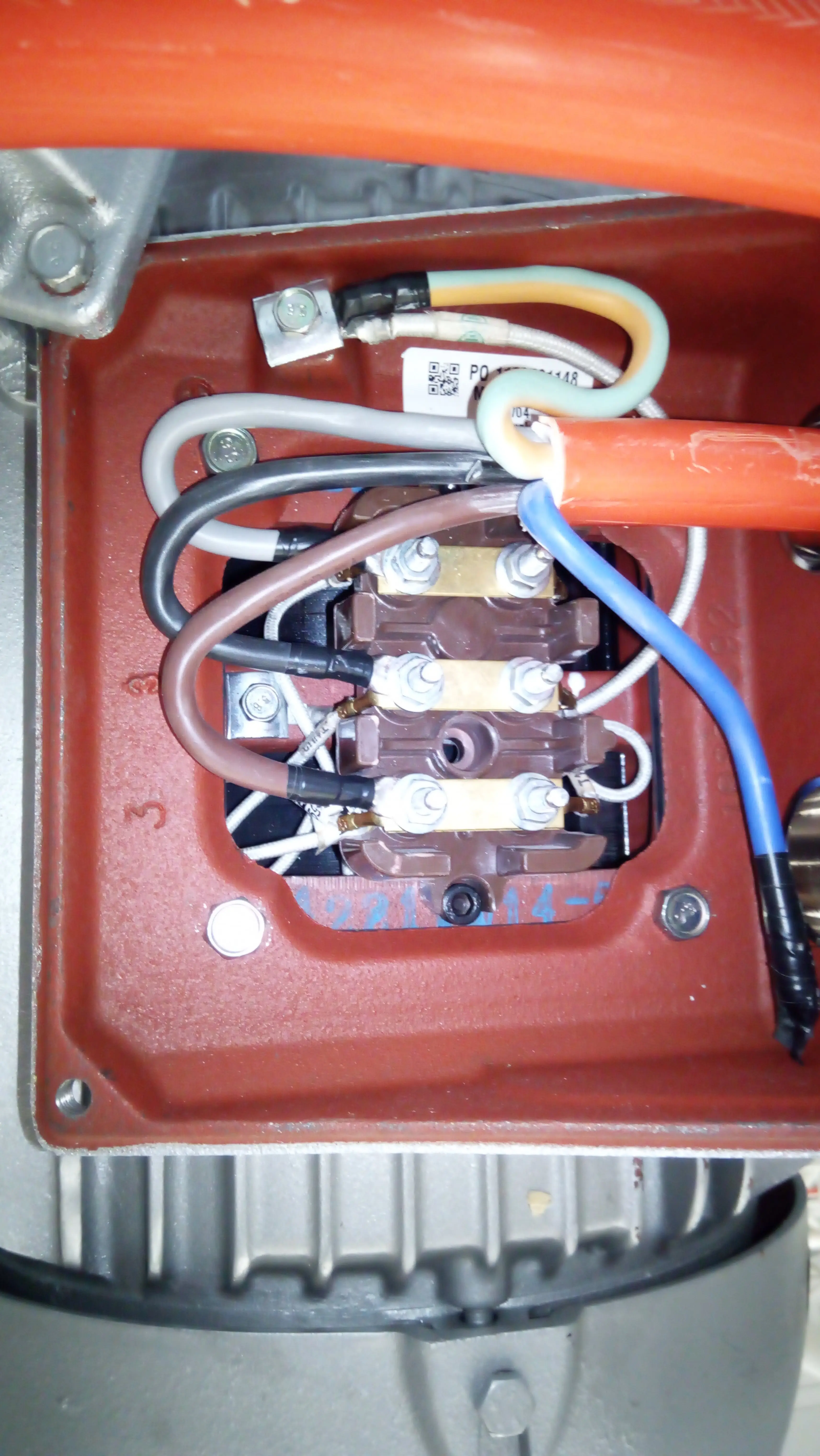 Електрическо свързване на турбина за аварийна вентилация в спортна зала, Бургас