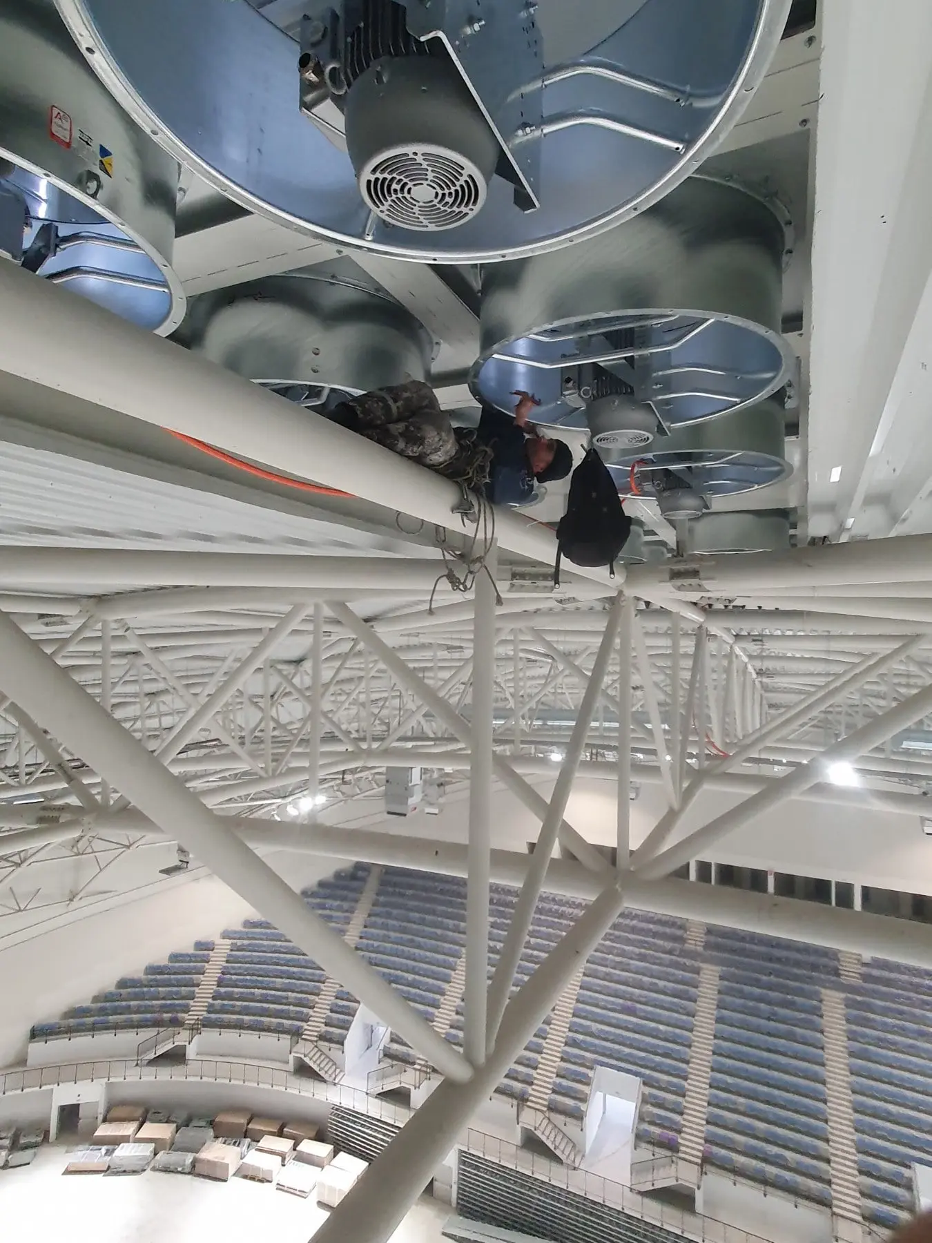 Височинно окабеляване на трифазен двигател за аварийно вентилационна система в зала Арена Бургас