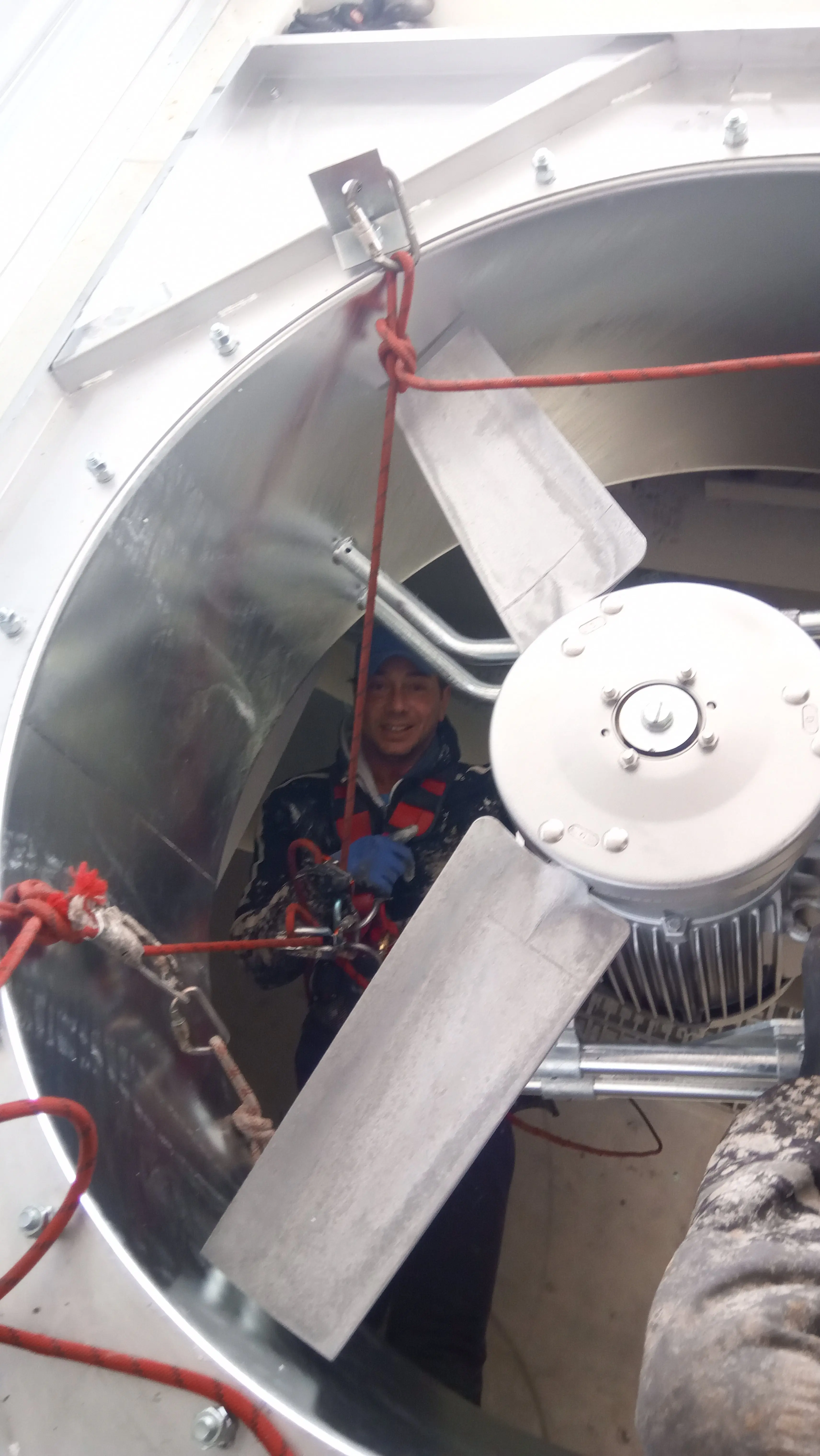 Монтаж на труднодостъпно място. Аварийна вентилационна система в Арена Бургас