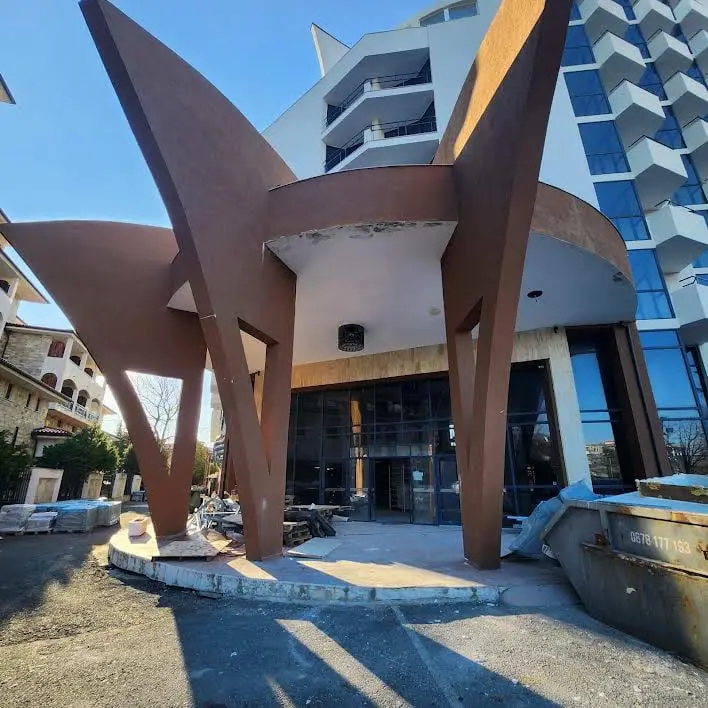 Централен вход на хотел в Слънчев бряг, фасада с видими повреди и течове преди ремонта