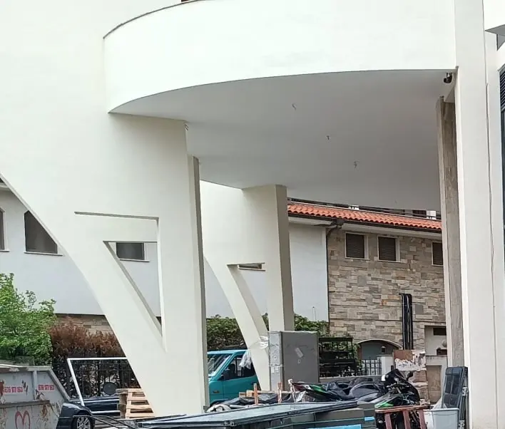 Обновени и ремонтирани архитектурни елементи от фасадата на хотел Зенит, завършени с полагането на силиконова мазилка