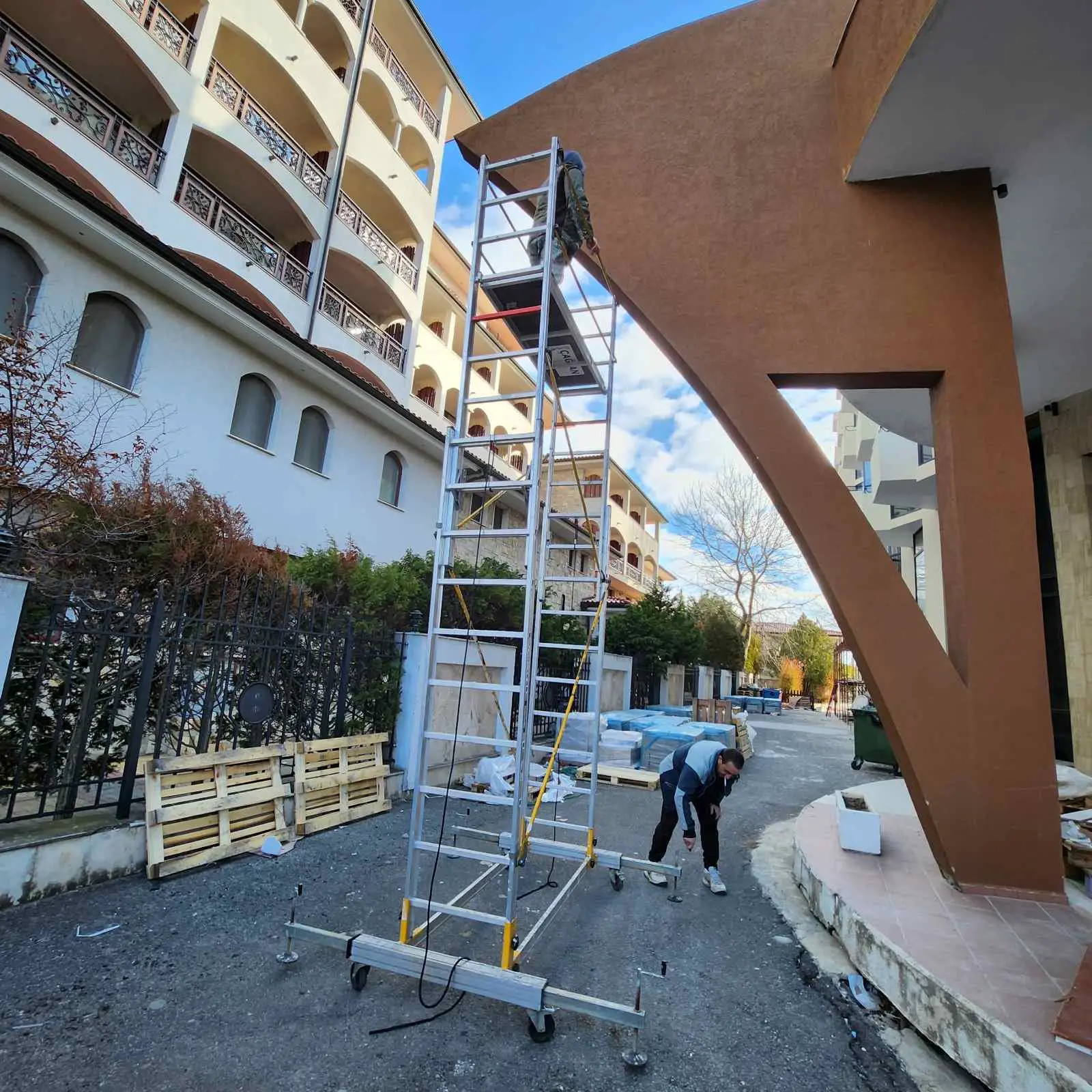 Поправка и ремонт на архитектурен елемент от хотел в Слънчев бряг