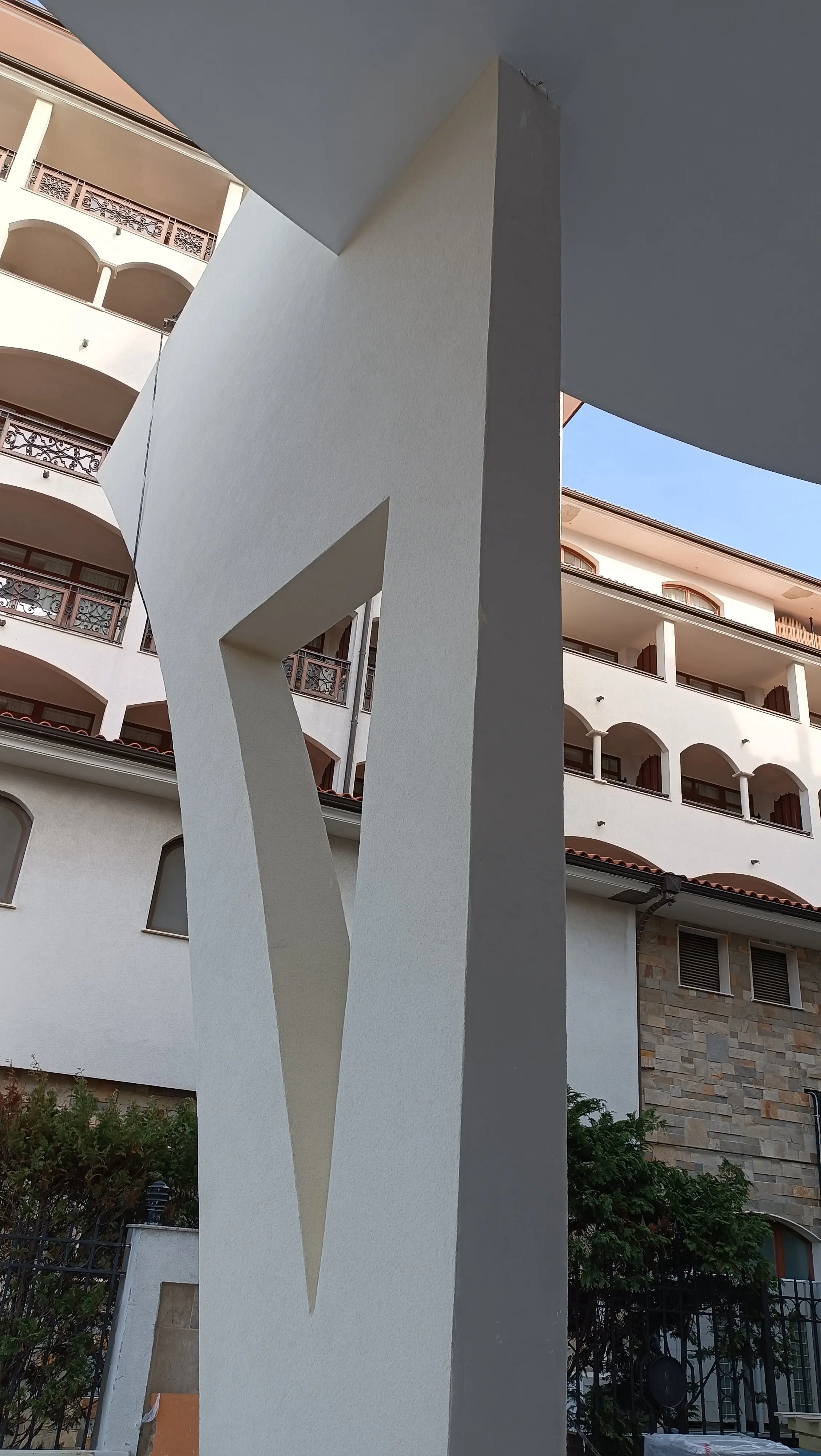 Реновиран архитектурен елемент от хотел Зенит. Положена качествена мазилка