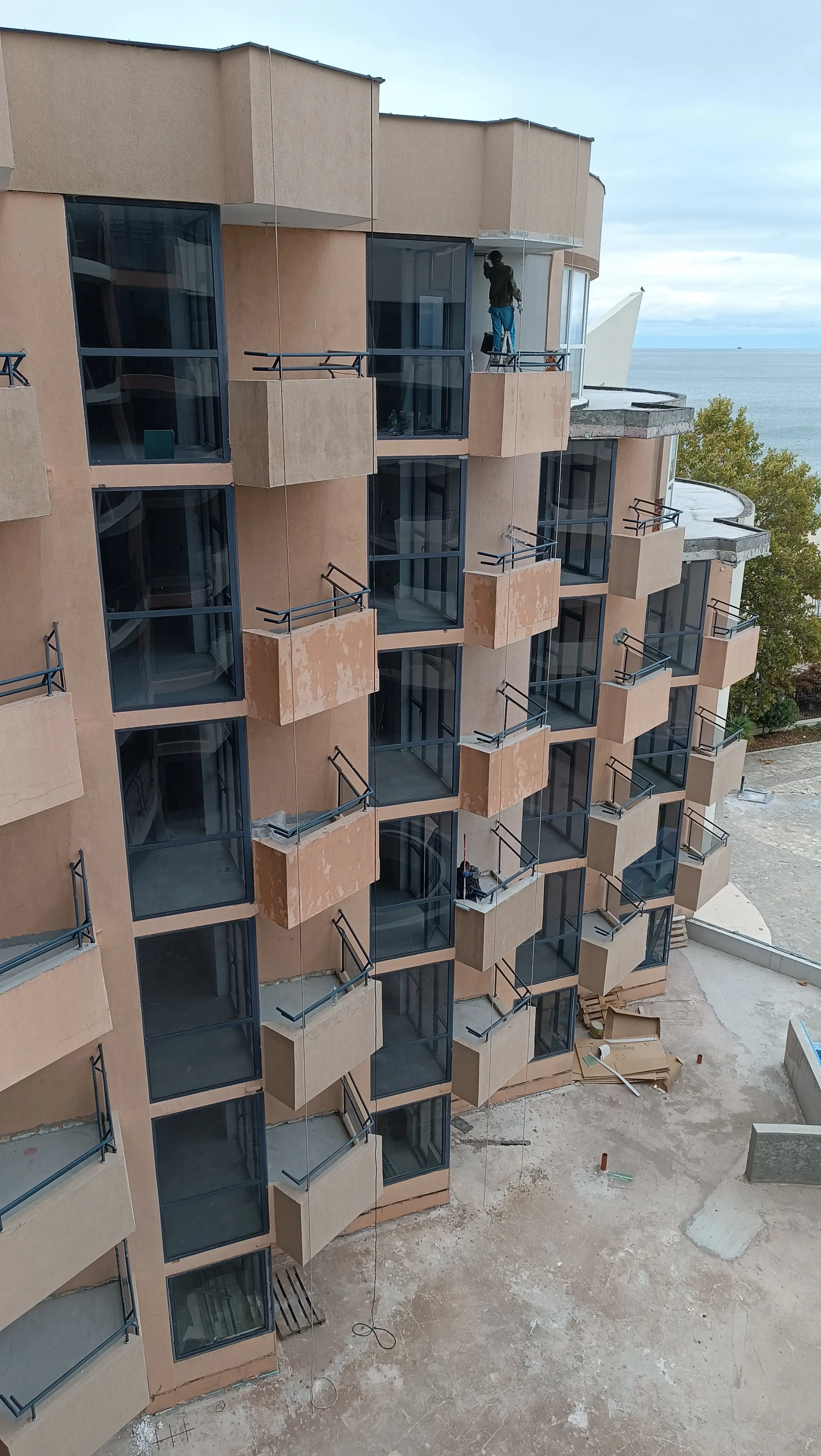 Силно повредени фасадни стени на сграда. Времето и морският климат са безмилостни към мазилката