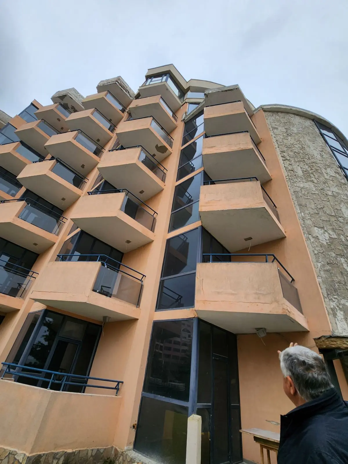 Фасада на хотел в Слънчев бряг преди реновация, обрушени участъци