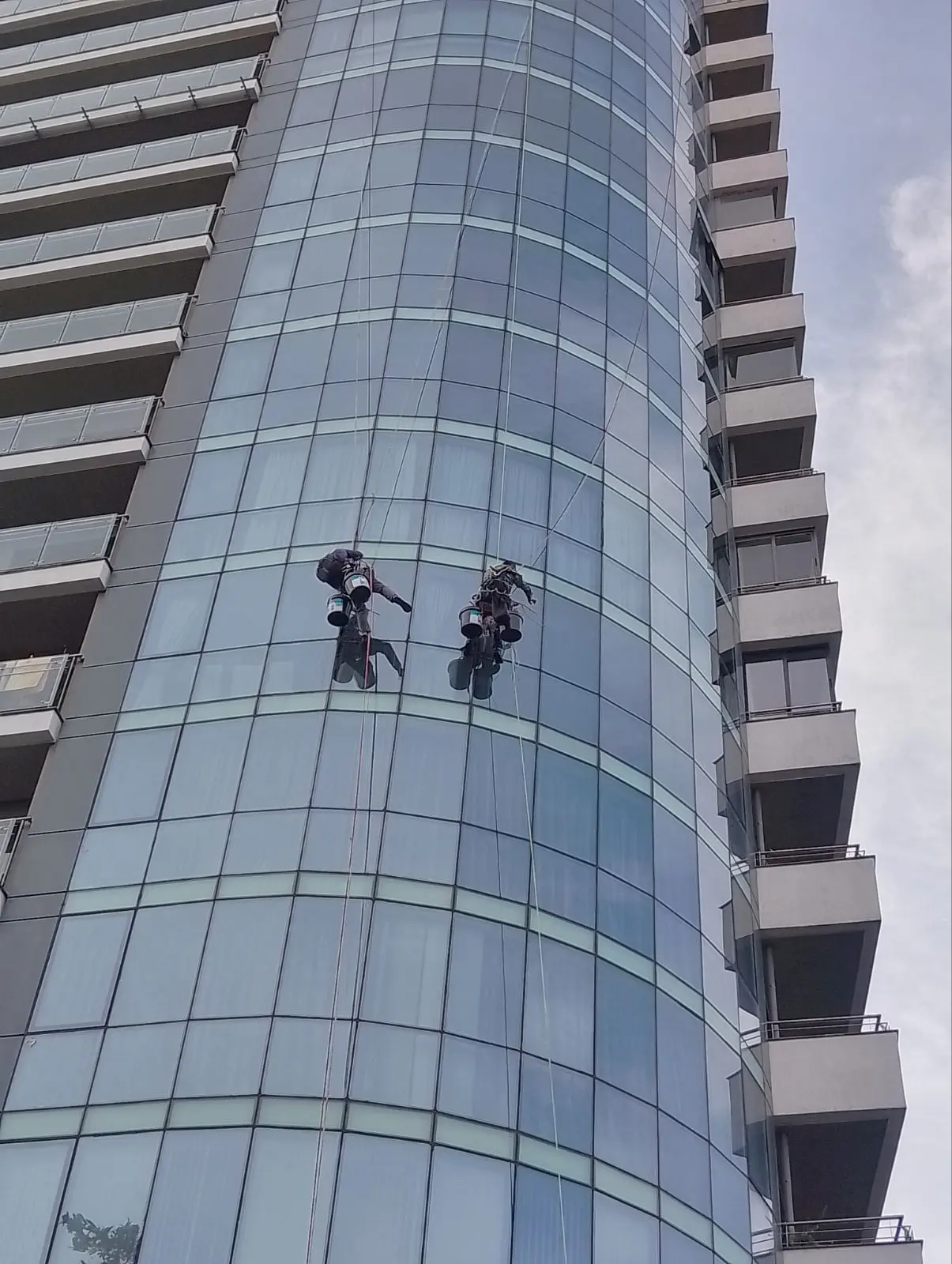 Поддръжка на стъклената фасада на сграда ж Бургас