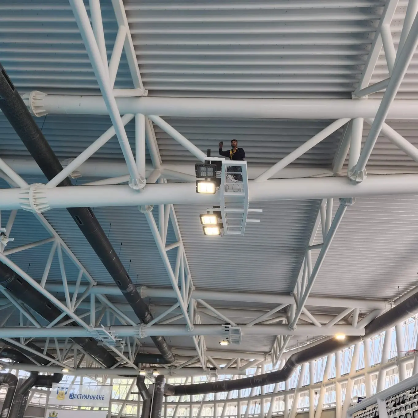 Подмяна на повредени осветителни тела в Плувен Спортен Комплекс Парк Арена ОЗК