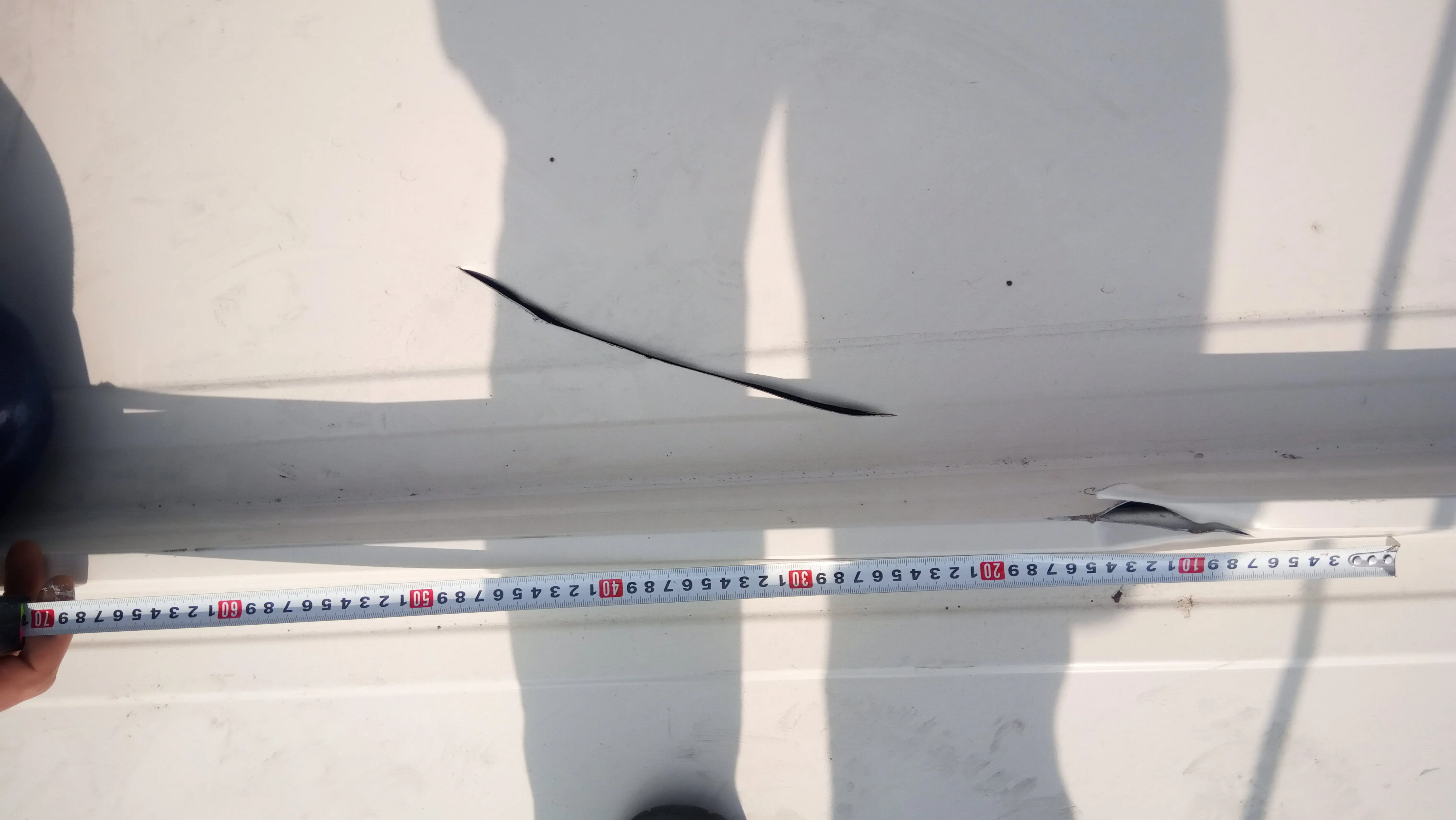 Покрива на зала Арена Бургас с повреда от удар на предмет вследствие на буря. 