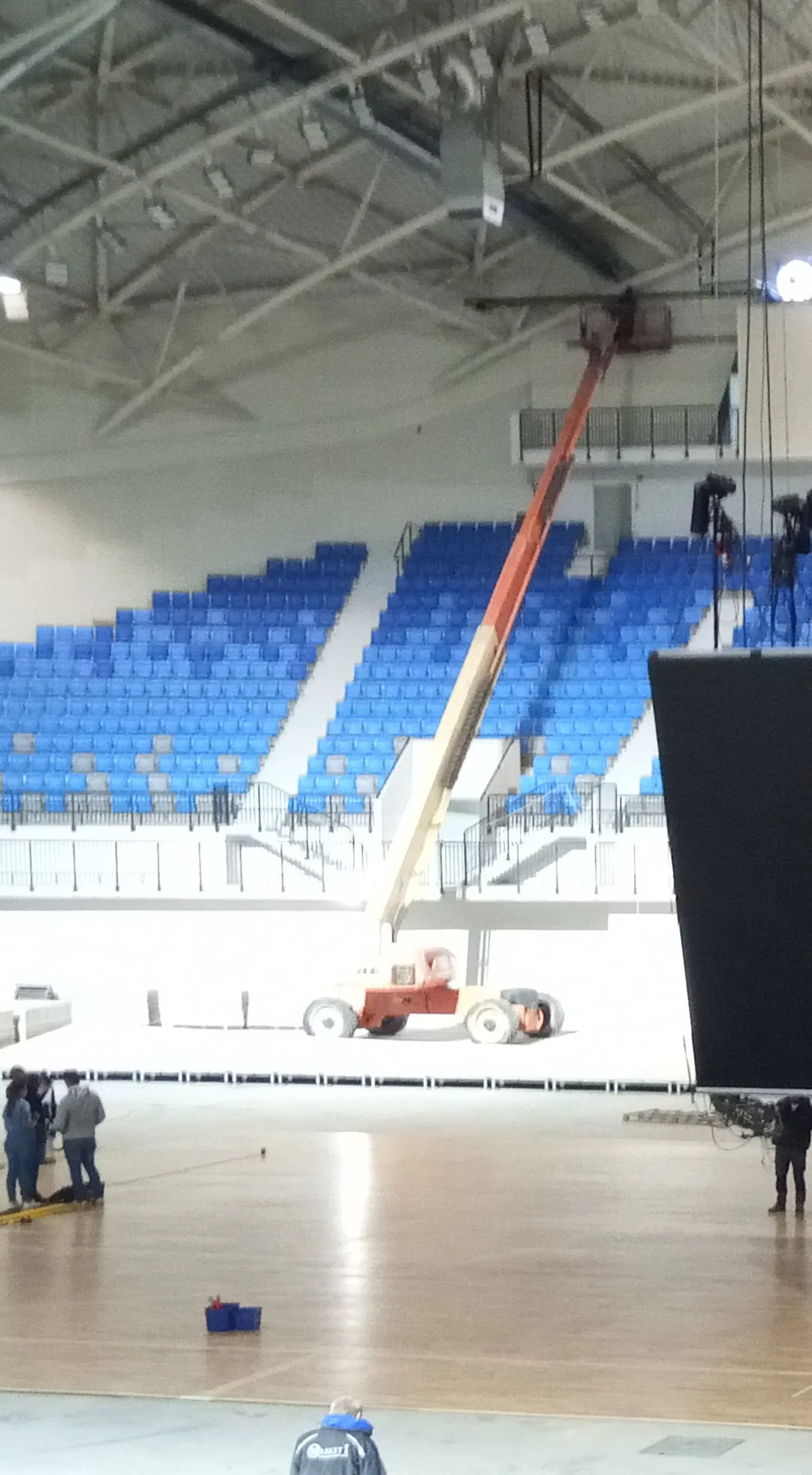 Монтаж на тръбопроводи и климатична техника с помощта на строителна вишка. Зала Арена Бургас