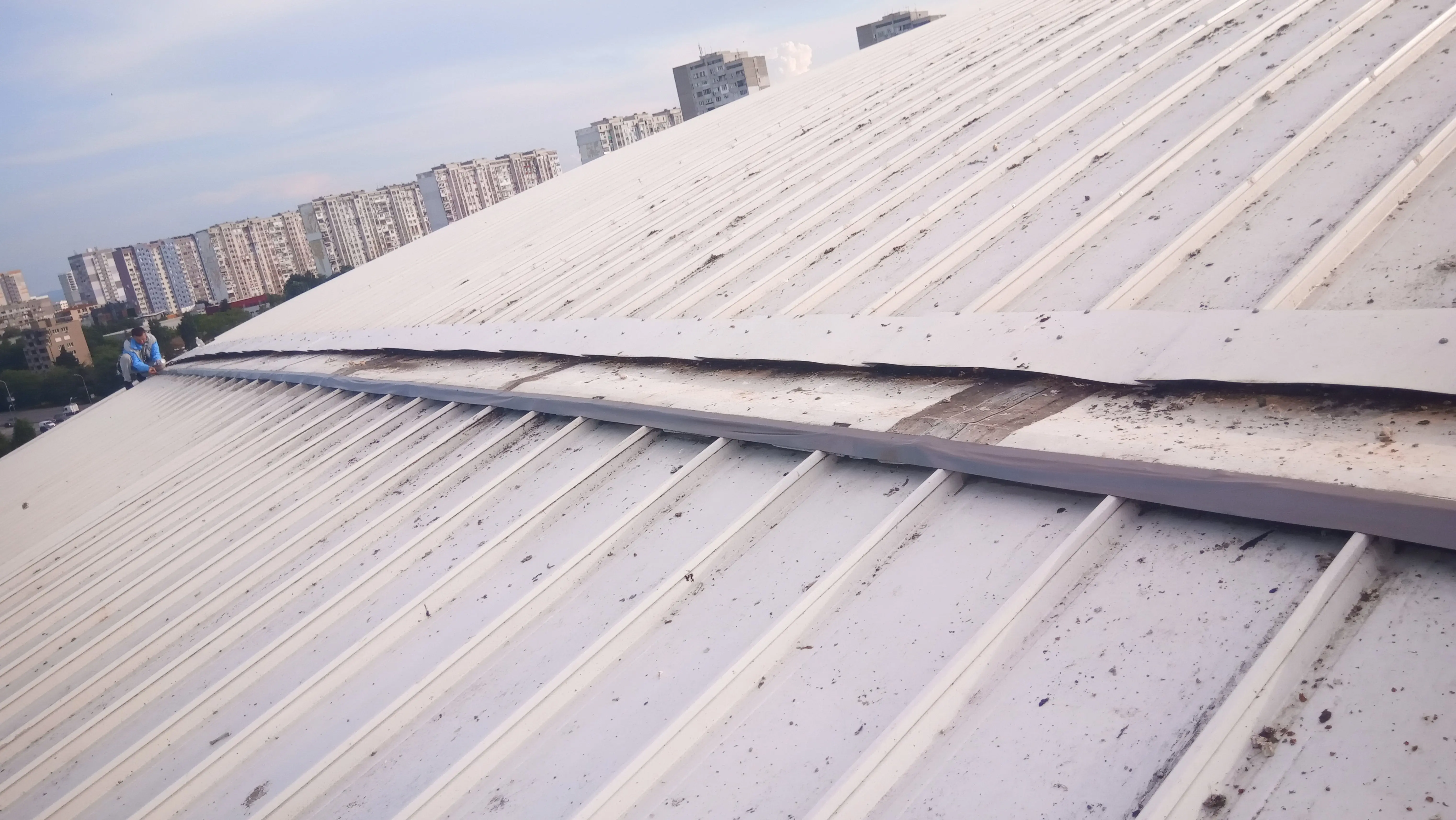 Диагностика за повреди на покрива на зала Арена Бургас след буря