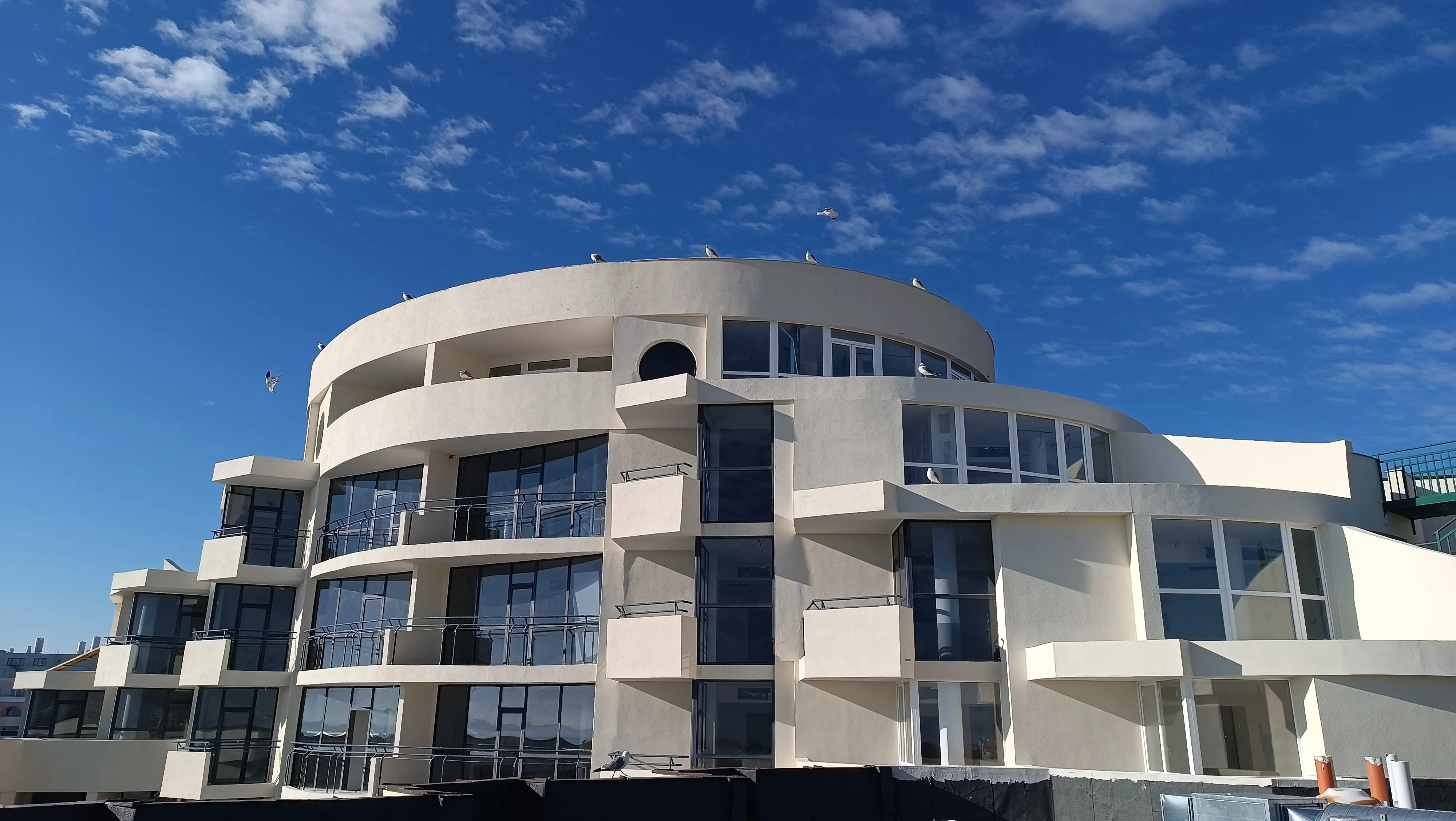 Снимка преди финализиране на пълното обновяване на хотелски комплекс в Слънчев бряг