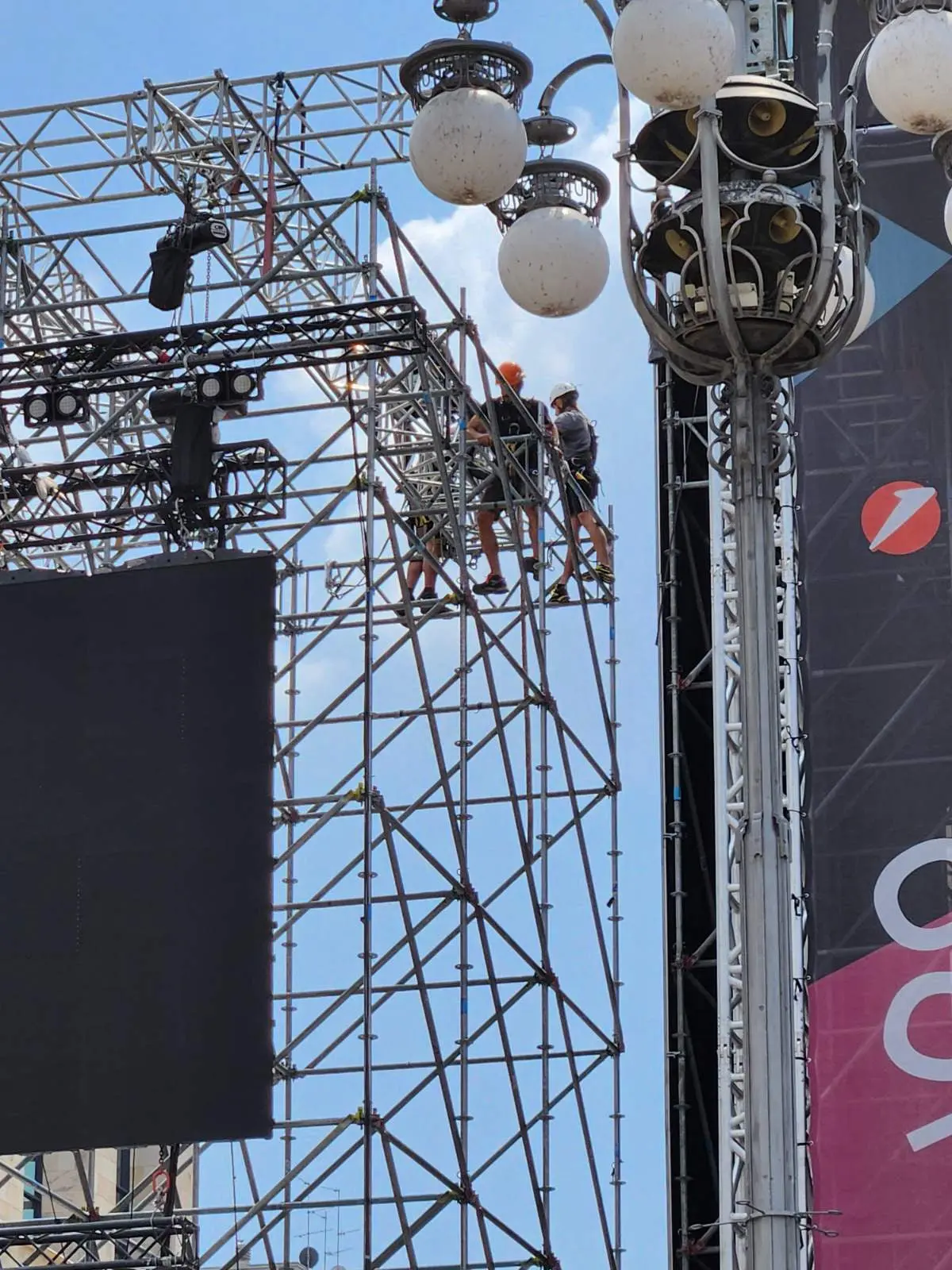 Монтаж на сценично оборудване от скеле и помощна техника. Подготовка за концерт