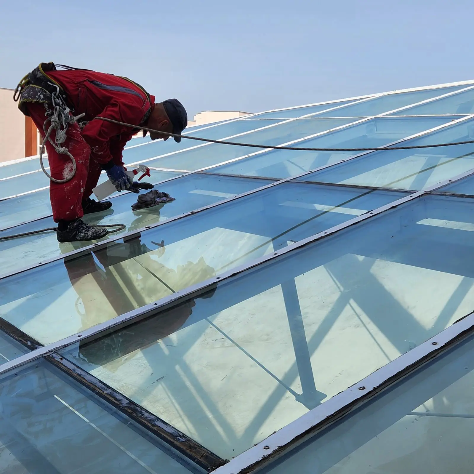 Ремонтиране на стъклена фасада. Попълване на фуги за предотвратяване на теч от дъждовна вода