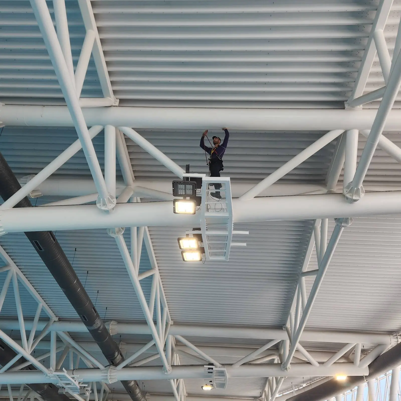 Подмяна на повредено осветително тяло над спортен плувен басейн ОЗК Арена